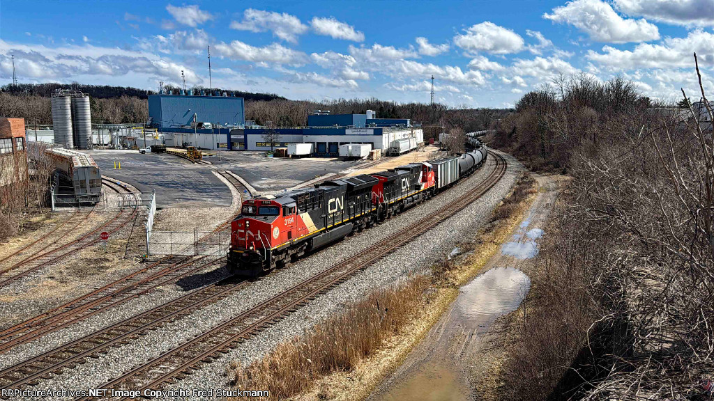 CN 3194 climbs the hill out of Akron.